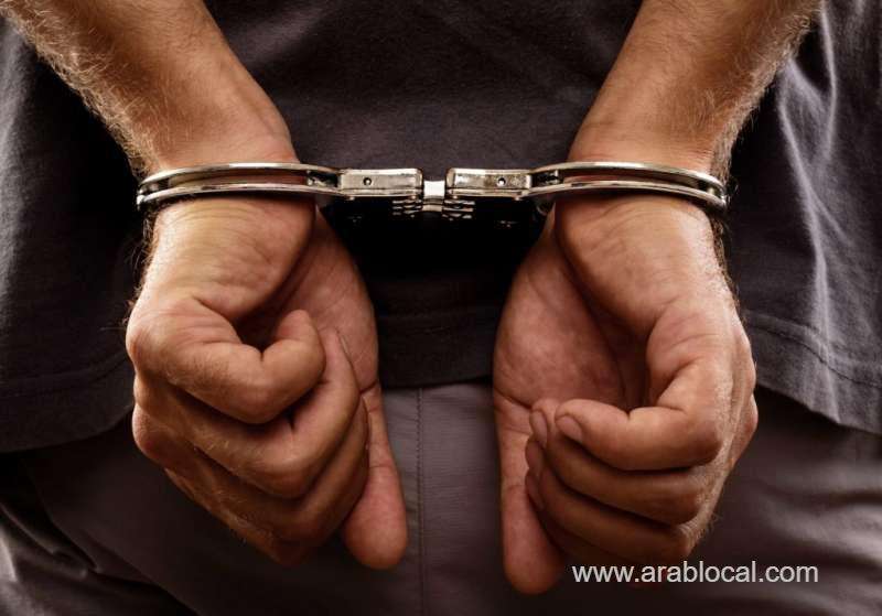 man-poses-as-cop,-steals-laptop-and-other-items_bahrain