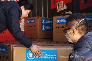 volunteers-distribute-needs_bahrain