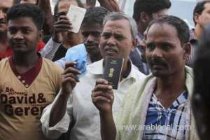 expat-workers-gathered-over-unpaid-wages_bahrain