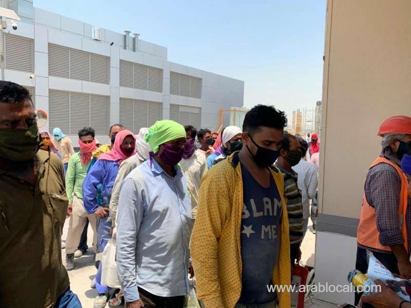 icrf-distribute-food-and-water-to-construction-workers_bahrain